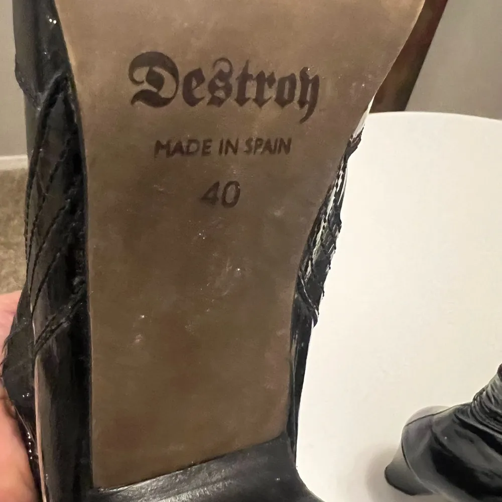 Destroy Y2K patent leather boots 9.5 made in Spain - Image 8