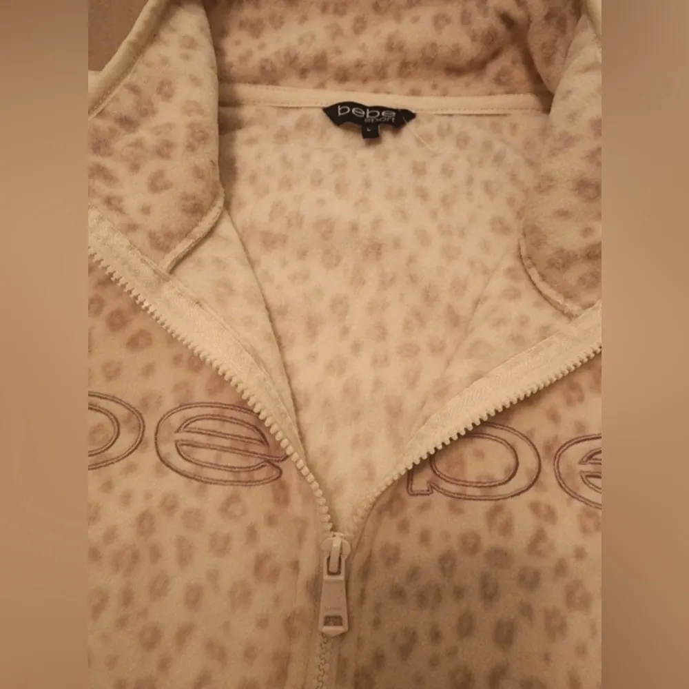 Bebe NWT Women's Polar Fleece Full Zip Jacket Ivory Leopard - Image 6