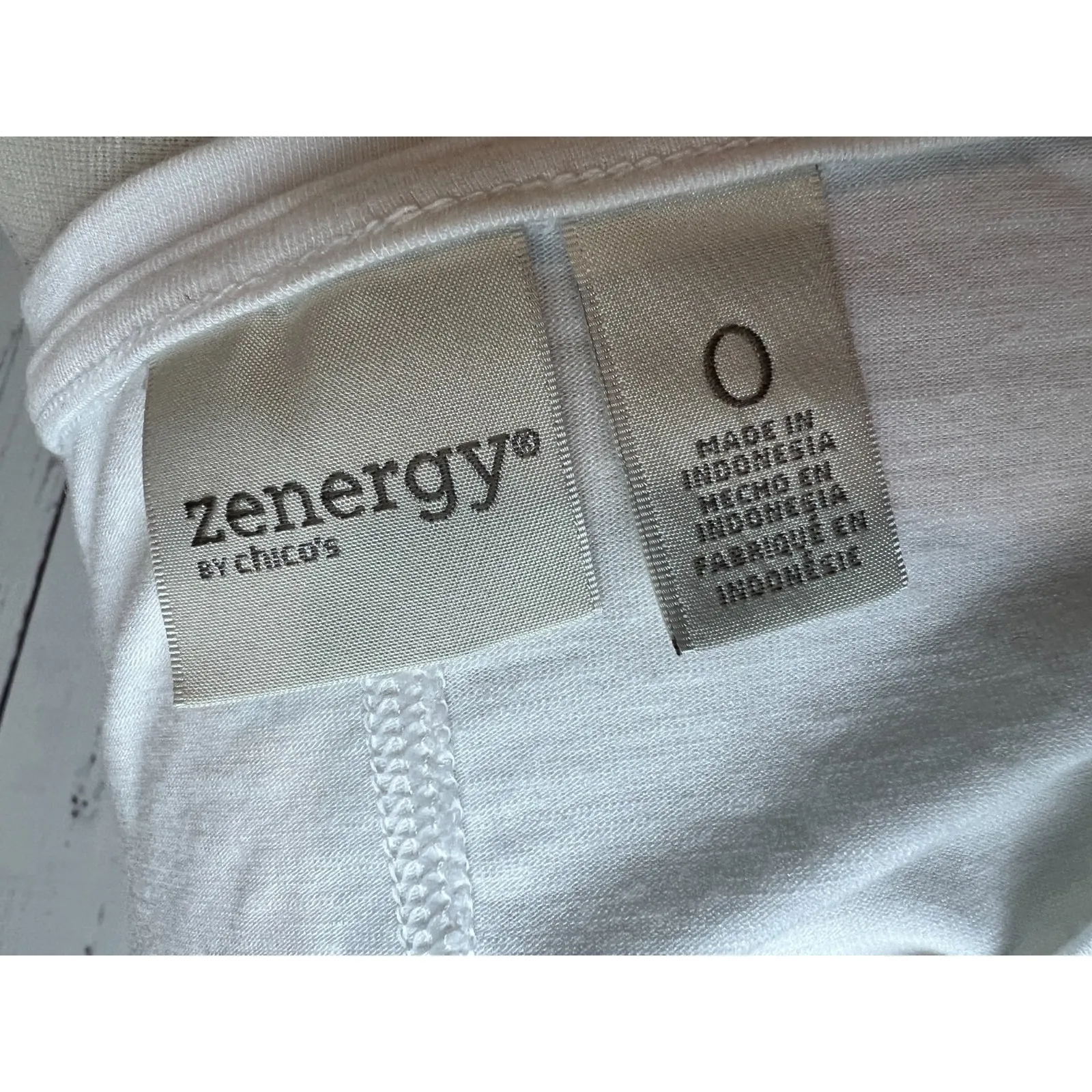 Chicos Zenergy Tunic Top Seam Detail White Flowy Comfy size 0 Blouse Shirt Small - Image 2