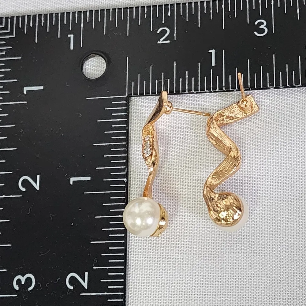 Gold with Faux Pearl Necklace and Matching Earrings New - Image 5