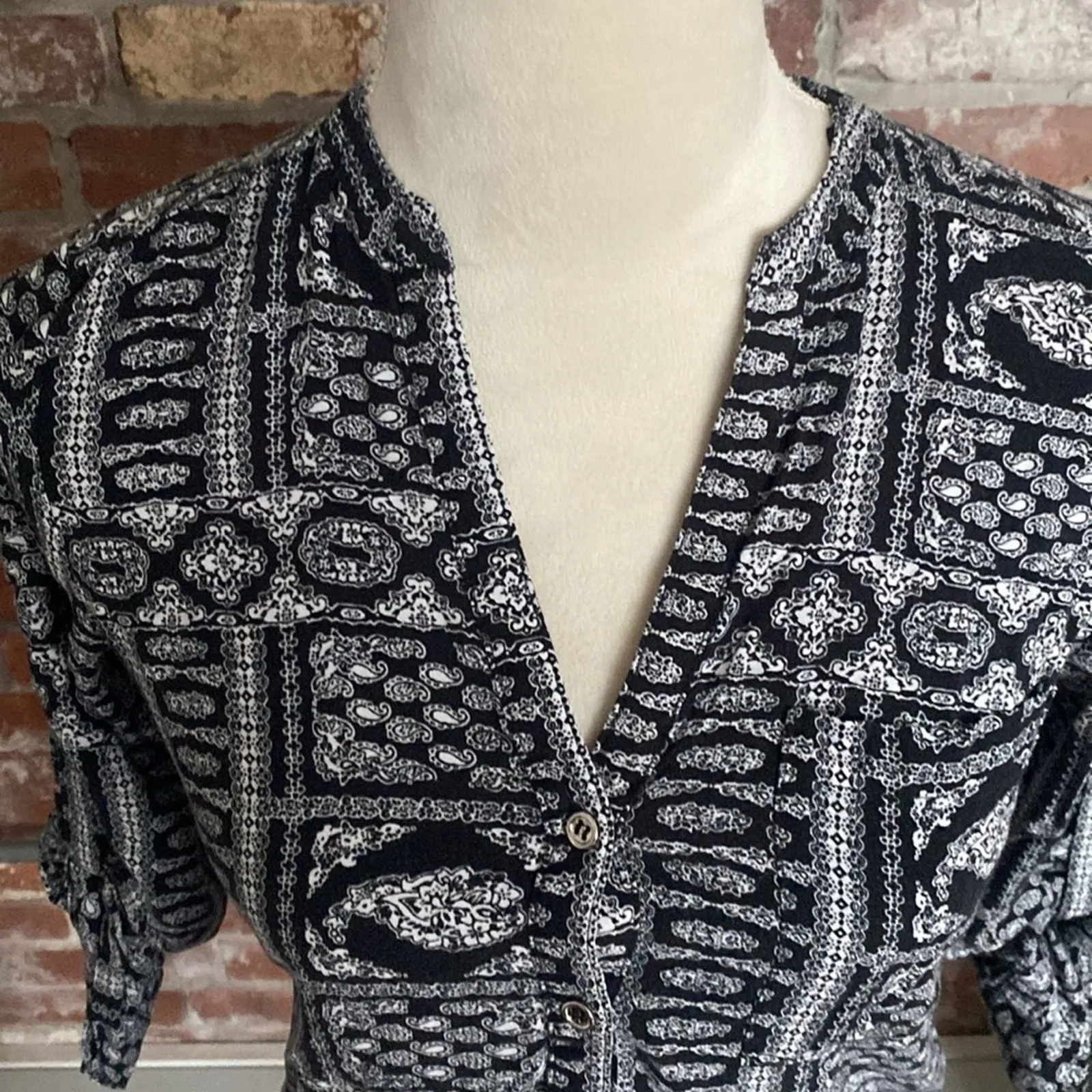 Atmosphere Black and White 3/4 Sleeve V Neck Shirt Size 2 - Image 2