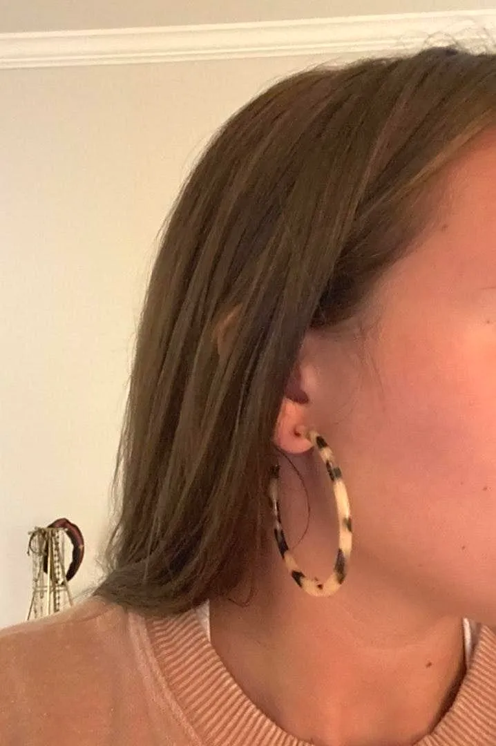 Tortoiseshell Hoop Earrings Tan - Image 2