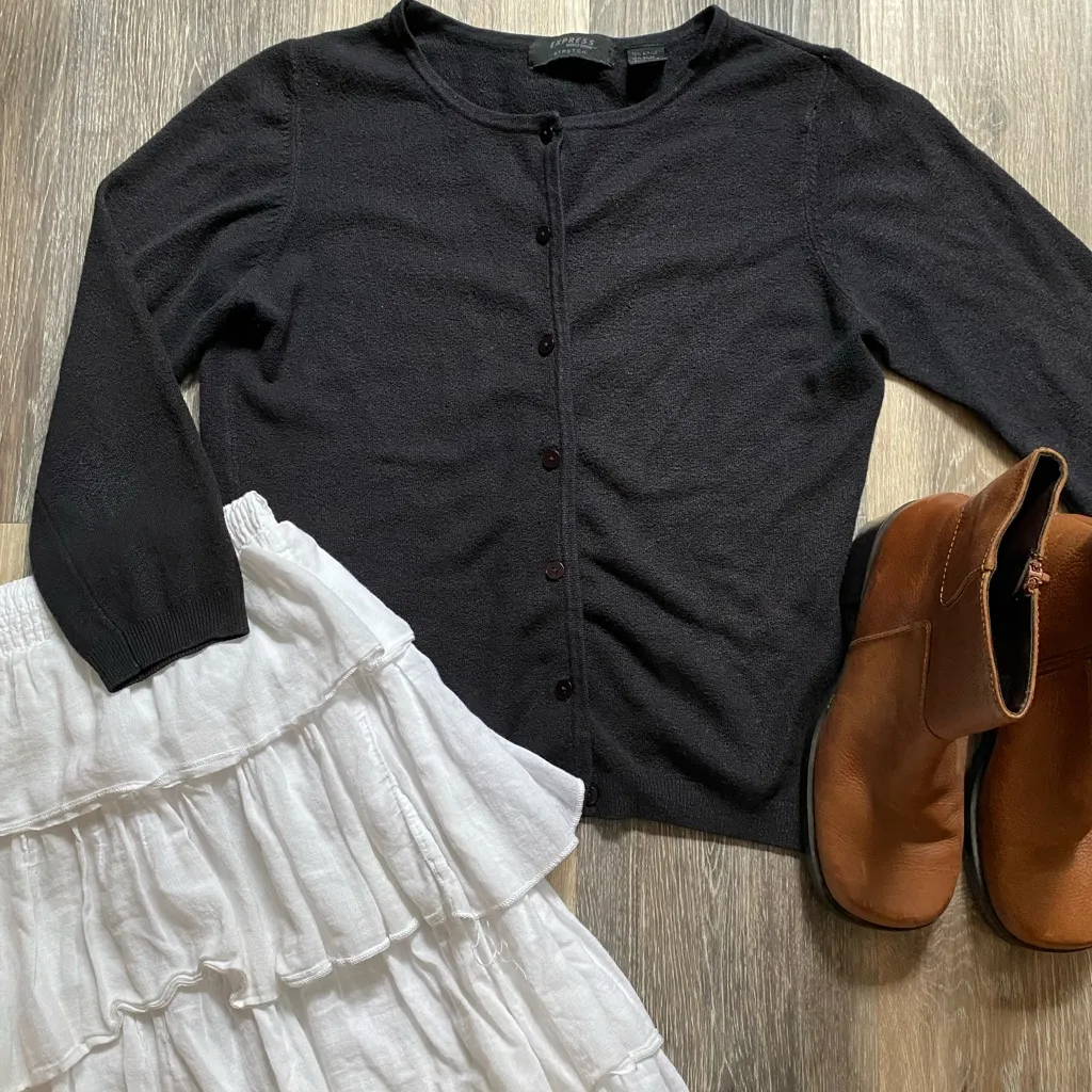 Express ‘90s Button Up Fitted Cropped 3/4 Length Sleeve Black Knit Cardigan Sz M - Image 2