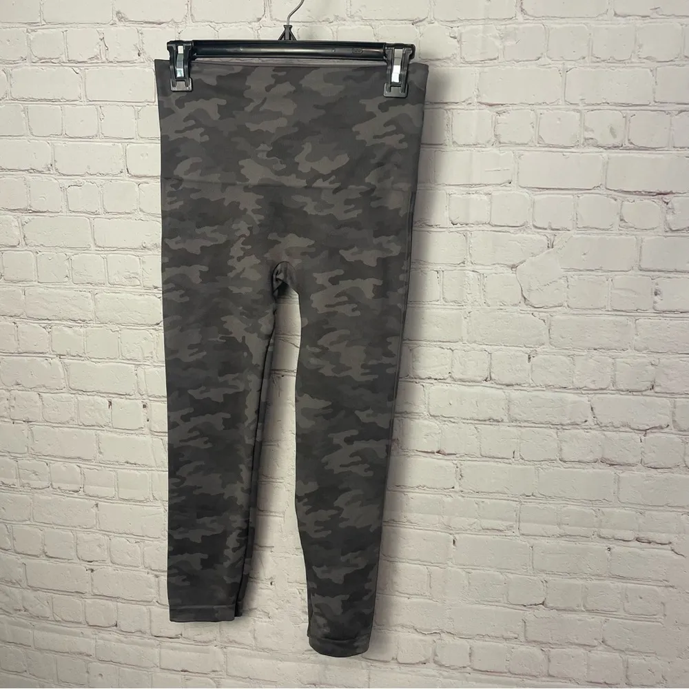 SPANX cropped Camouflage Leggings Form-Fitting Stretch Size Large shapewear - Image 2