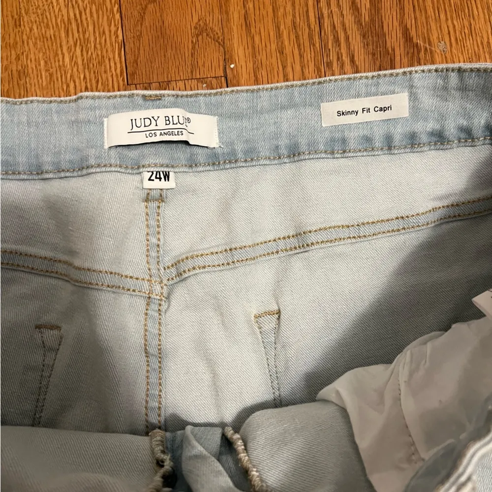 skinny fit capri light wash denim jeans size 24W - Image 3