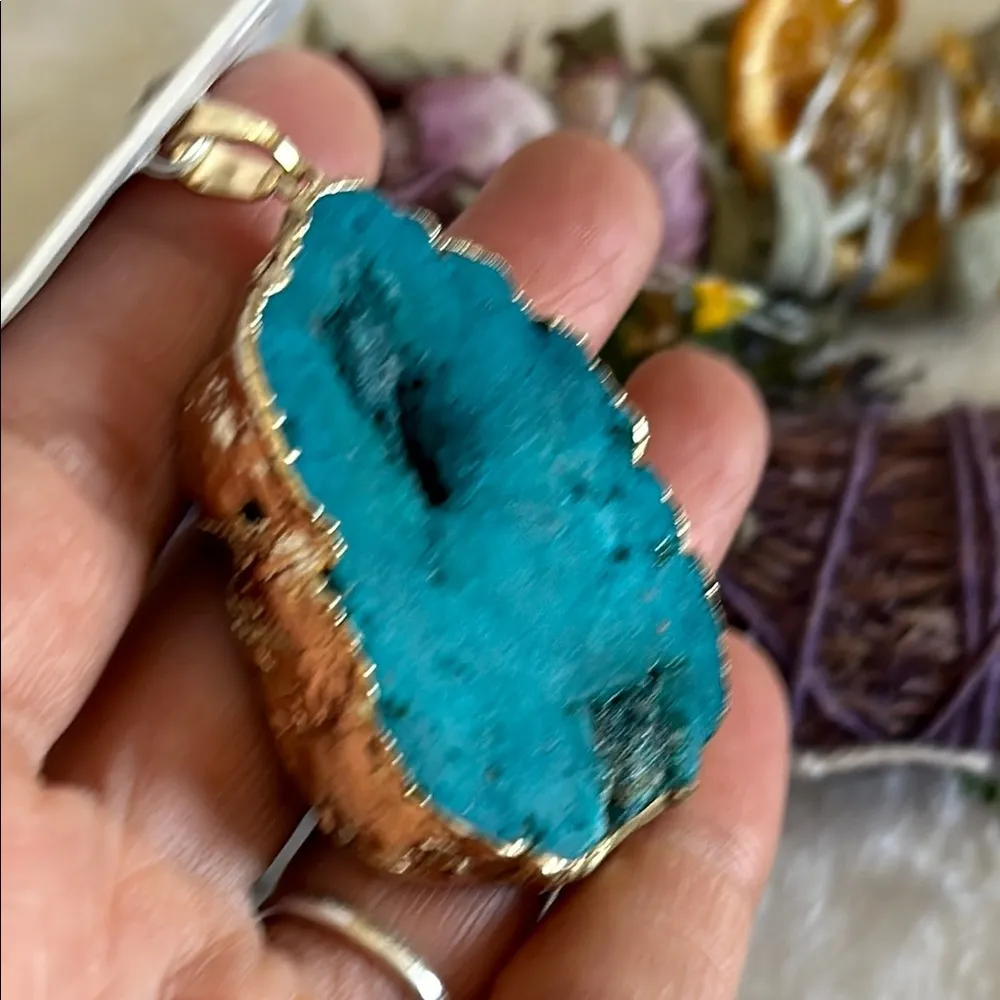 NWT Blue Druzy Geode Gold tone Pendant ✨ - Image 6