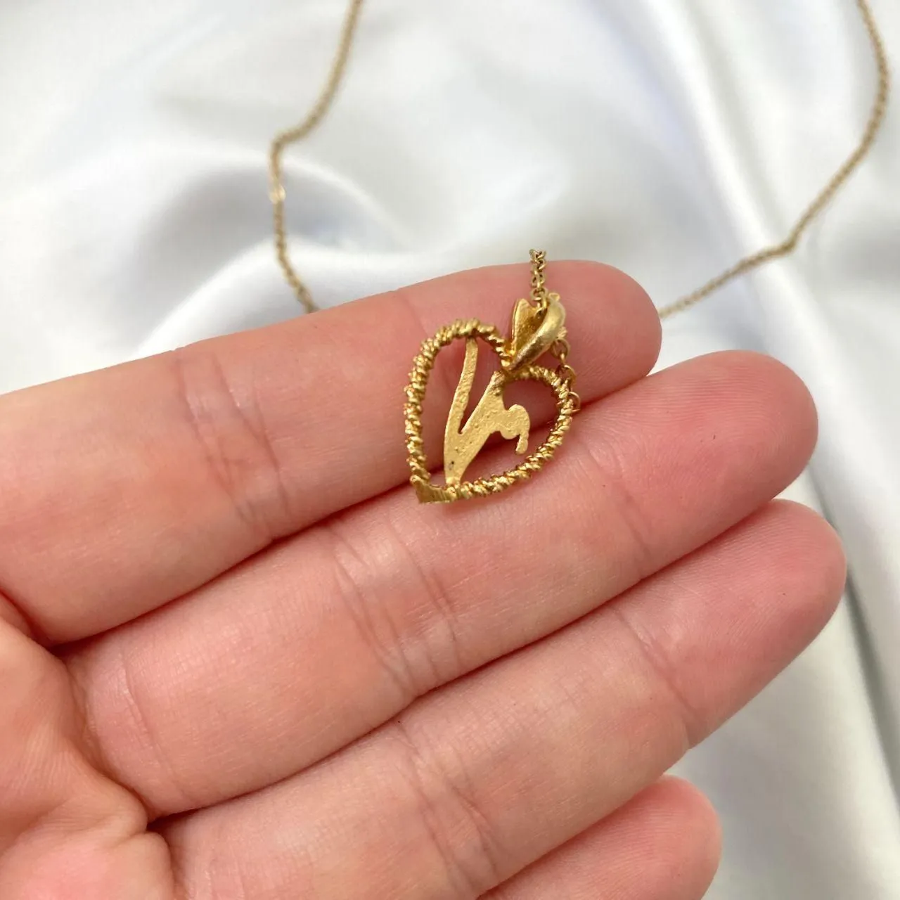 VTG Dainty Heart Letter Initial "V" Pendant Necklace Preppy Coquette Gold - Image 5