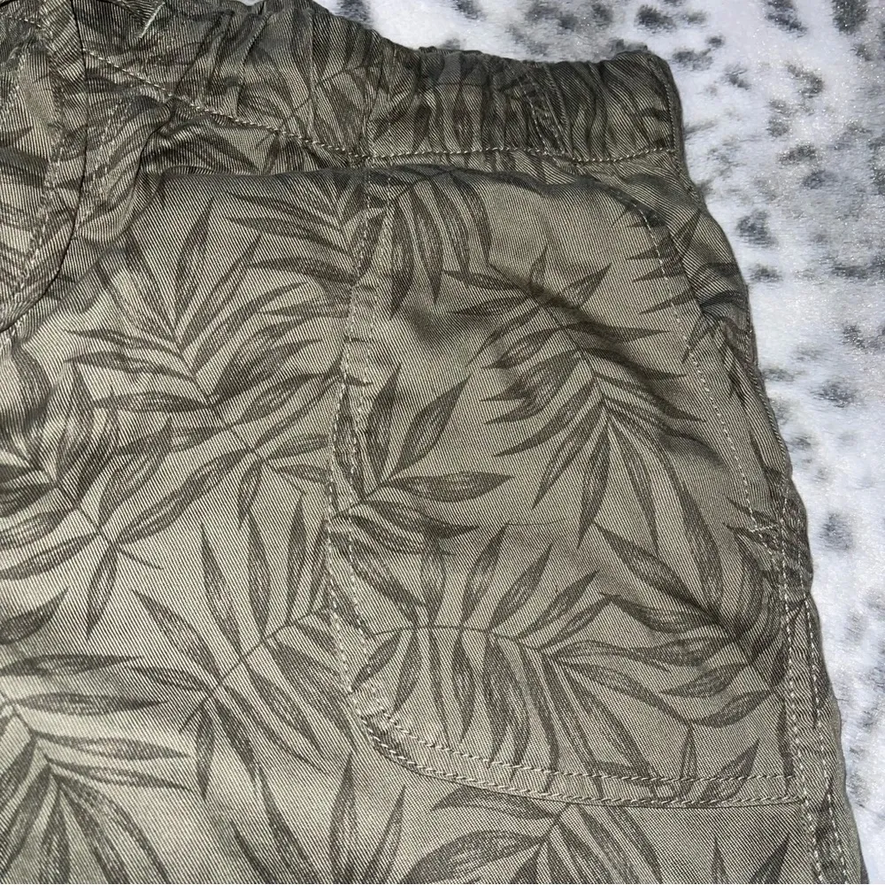 Gap Casual Shorts - Image 3