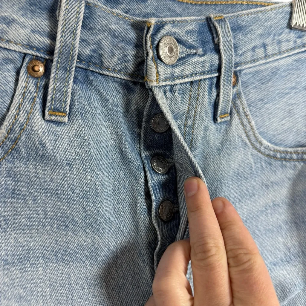 Levi’s Women’s 501 Original Fit High Rise Shorts Light Wash Size 25 - Image 6