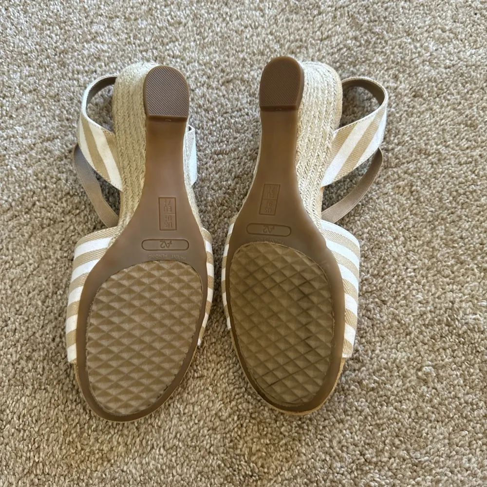 Tan and white striped sandals - Image 5