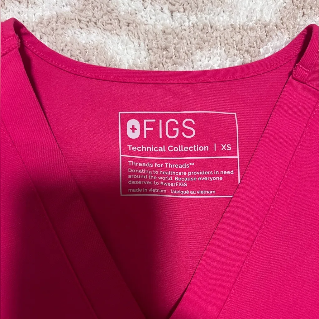 Figs scrub top: shocking pink - Image 2
