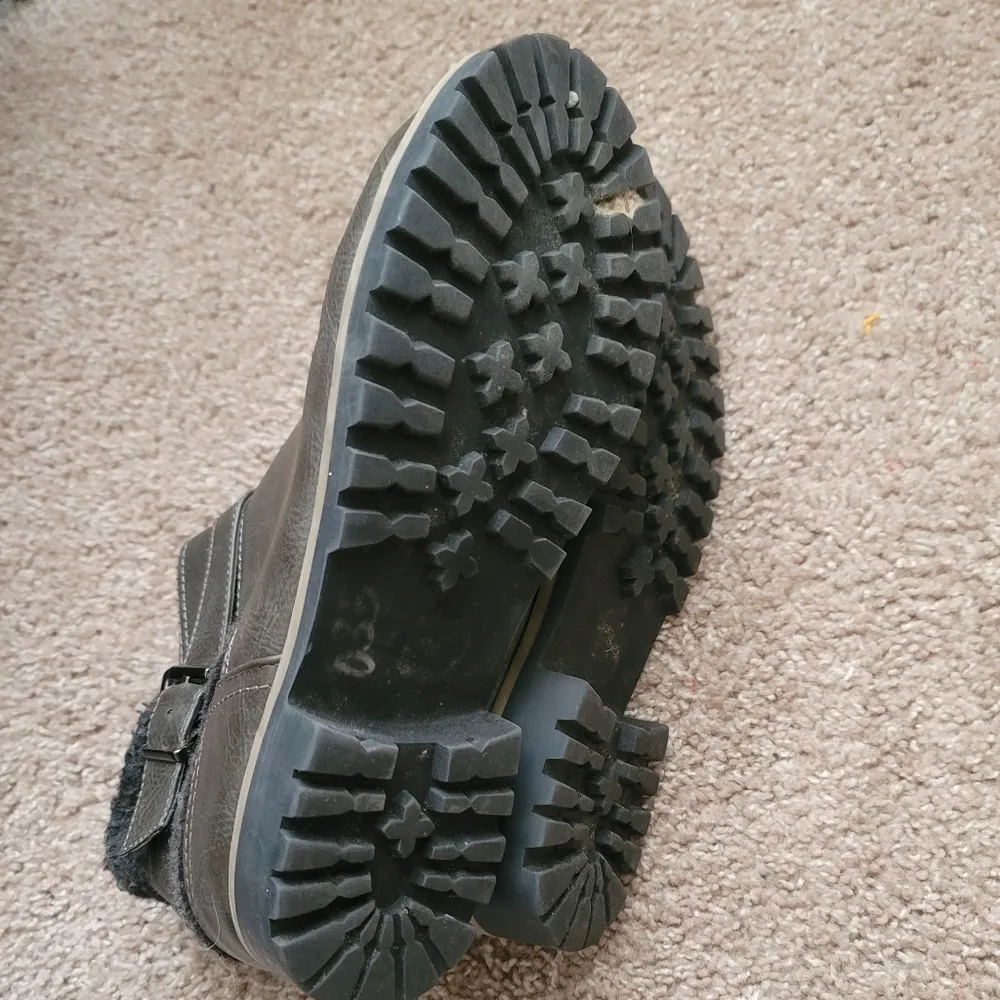 Cliffs by White Mountain Short Almond Toe Gray Faux Fur Leather Boots 9 - Image 10