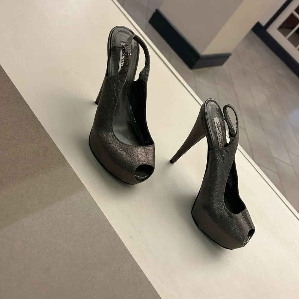 JENNIFER LOPEZ Elegant Black/grey Peep-Toe Slingback Heels - Image 3