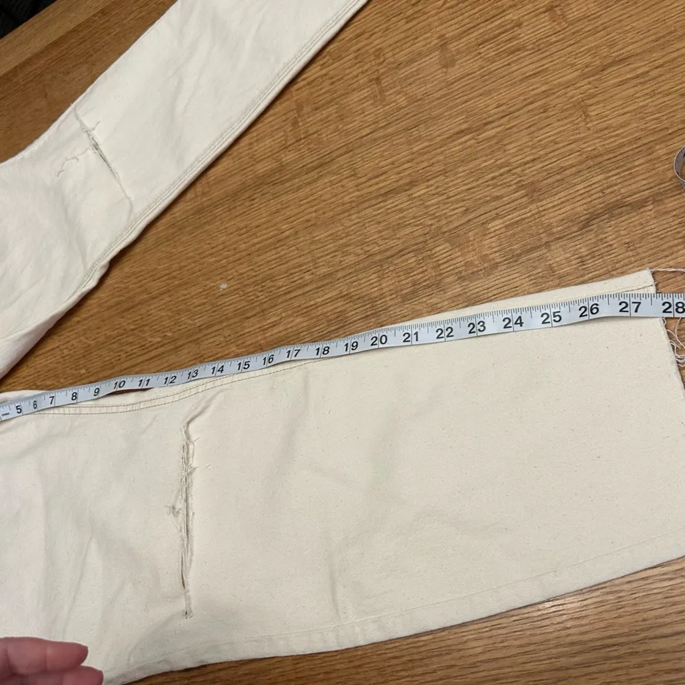 We The Free People NWT CRVY ivory raw hem cropped button fly denim size 33, 17” - Image 3