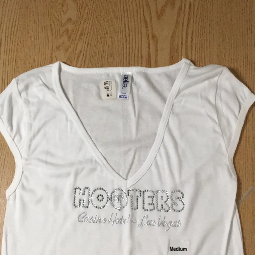 B30 New Hooters Las Vegas Casino Hotel Tee with Rhinestones White Size Medium - Image 2
