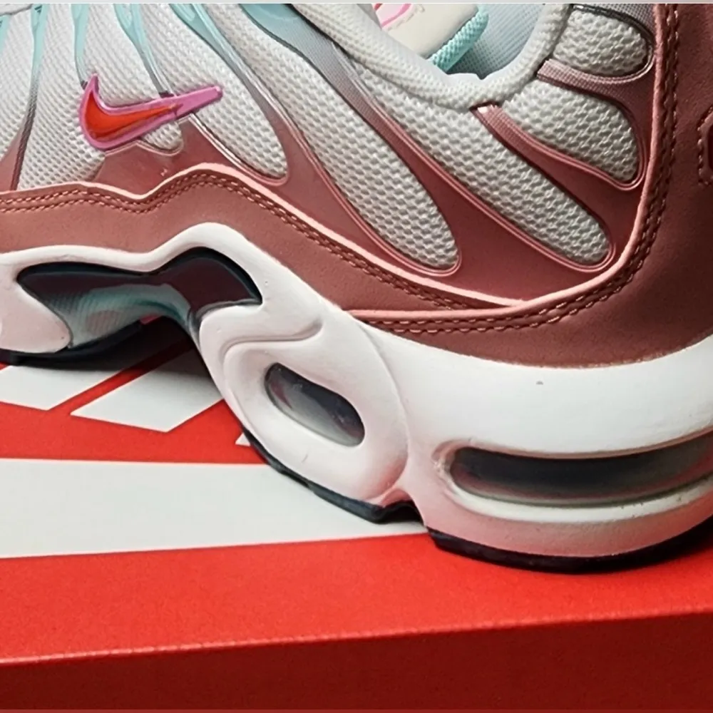 - Airmax Plus (GS) White/Siren Red - Red Stardust |6Y/7.5US/38.5EU - NIB - Image 10