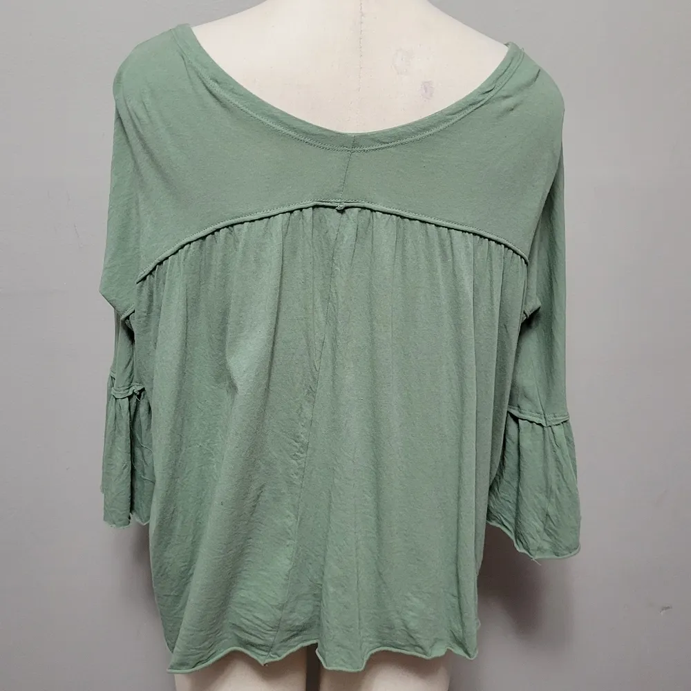 Daytrip olive raw edge bell sleeve blouse size large - Image 7