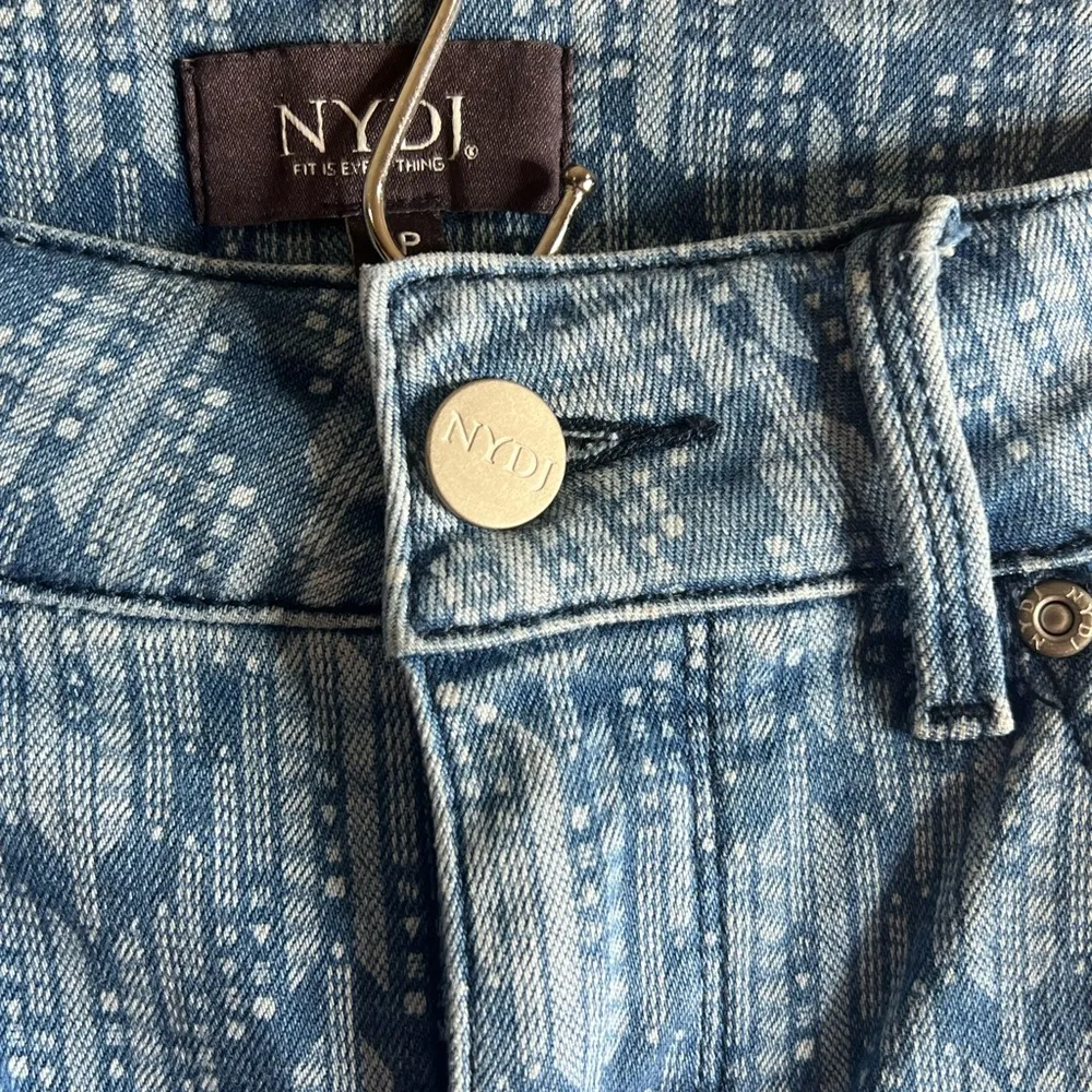 NYDJ Briella size 4P printed Bermuda denim shorts - Image 5