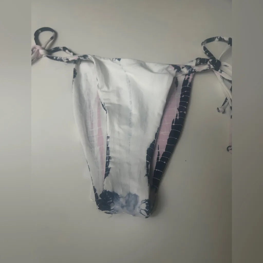 L Space tie dye bikini bottom Size Small - Image 9