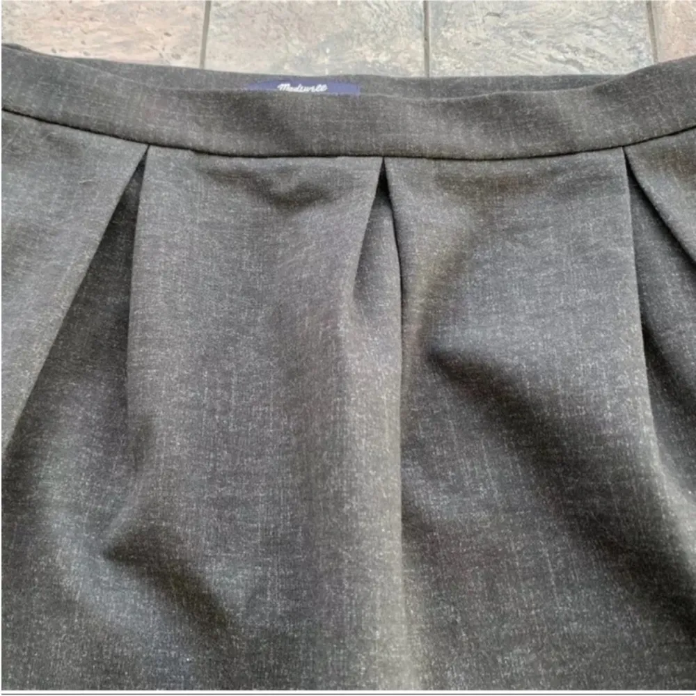 Madewell gray pleated journal skirt Size 10 - Image 2