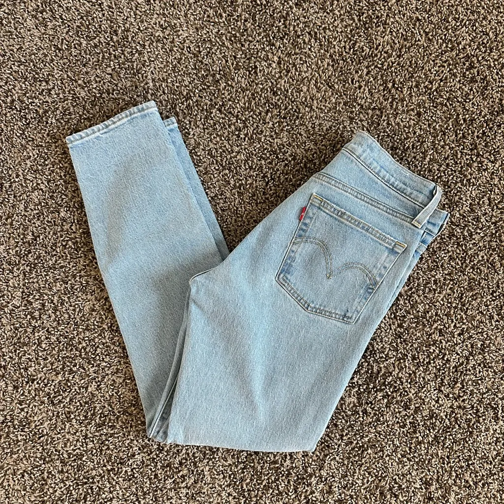 Levi’s Wedgie Icon in Tango Talks Clean Hem. $90 on Revolve website. 25” waist. - Image 4