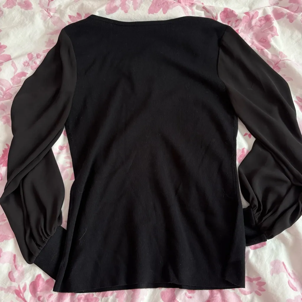 White House Black Market Black V neck puff sleeve sweater - Image 4