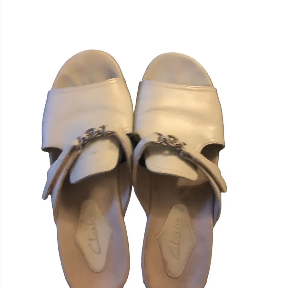 Clarks Cream Leather Classic Summer Slide Sandal W/Chain Detail Size 9M  2” Heel - Image 3