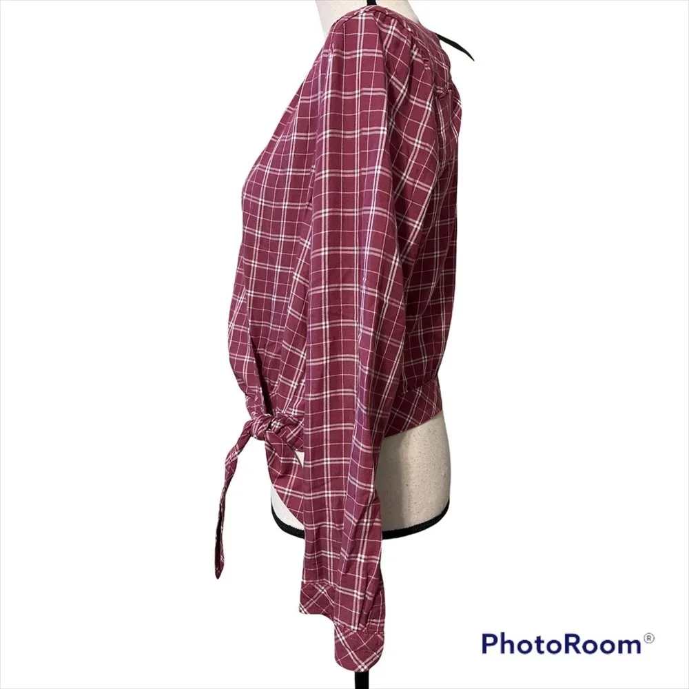 Abercrombie & Fitch medium v neck long sleeve wrap top button closure tie sides - Image 3