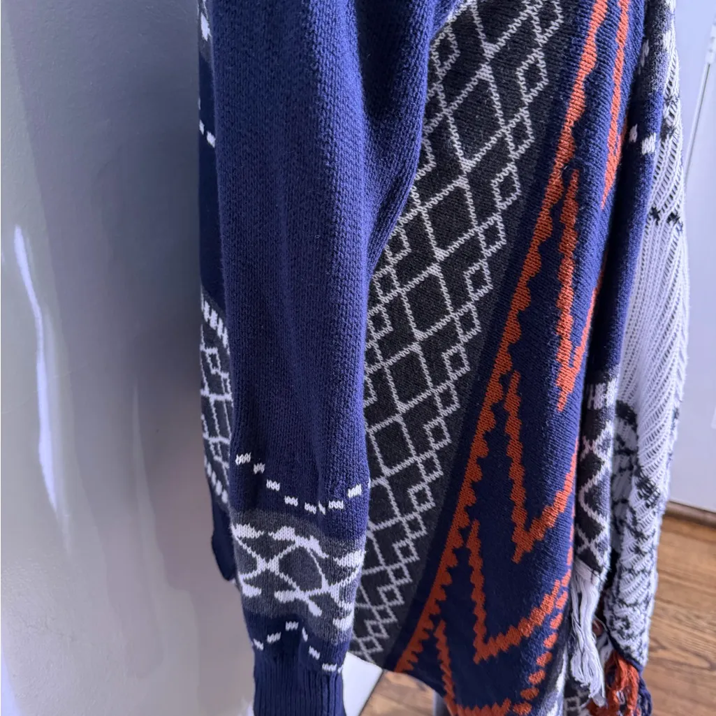 Sun & Shadow Navy and White Cardigan - Image 3