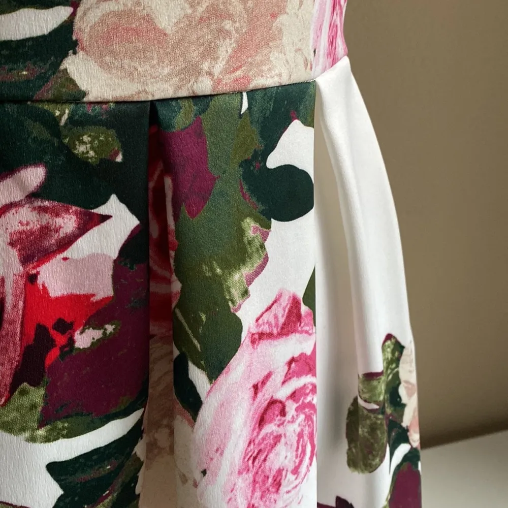 Luxurious Gorgeous soft structured fit and flare roses dress Vince Camuto size 6 - Image 3