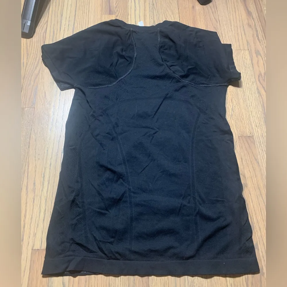 Athleta black tee medium - Image 3