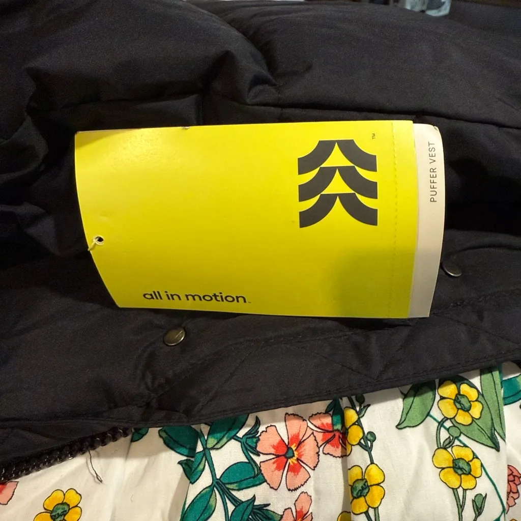 NWT All In Motion Black Puffer Vest size XS. Oversized to med - Image 7