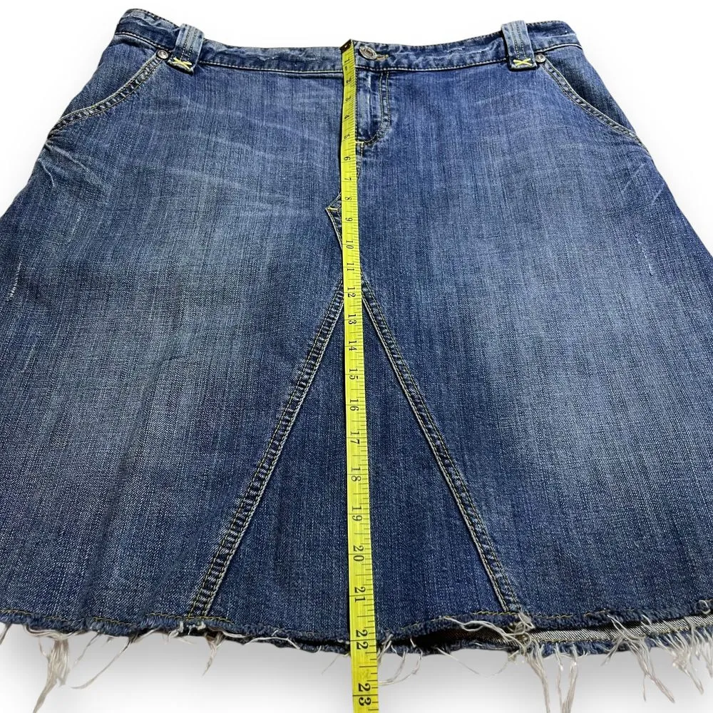 Banana Republic Y2K Medium Wash Denim Raw Hem & Distressed Jean‎ Skirt Size 10 - Image 7
