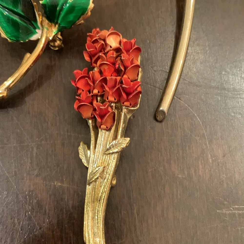 Three vintage rose brooches Red - Image 4