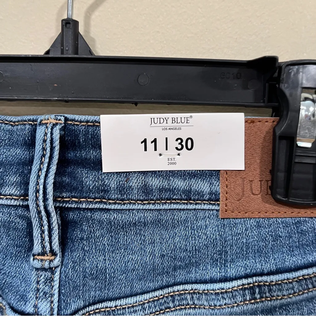 NWT Judy Blue 90's Straight Fit V Front Medium Wash Jeans Stretch size 11/30 - Image 9