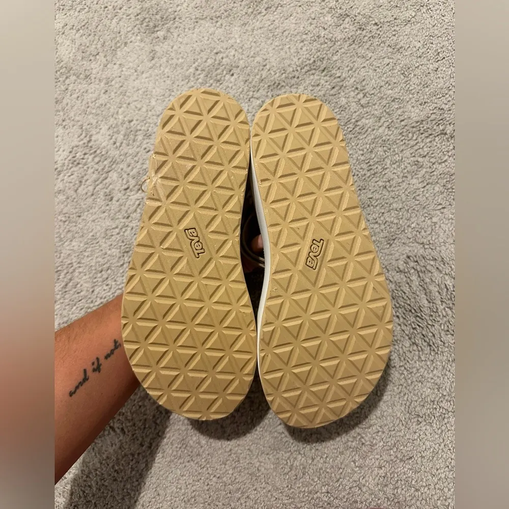 Tan Tevas- Flatform Universal - Image 2