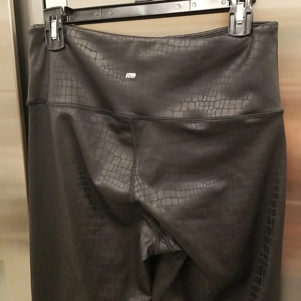 💕MARIKA💕 25'' Circuit Tonal Leggings ~ Black Crocodile Embossed Shine XL NWT - Image 9