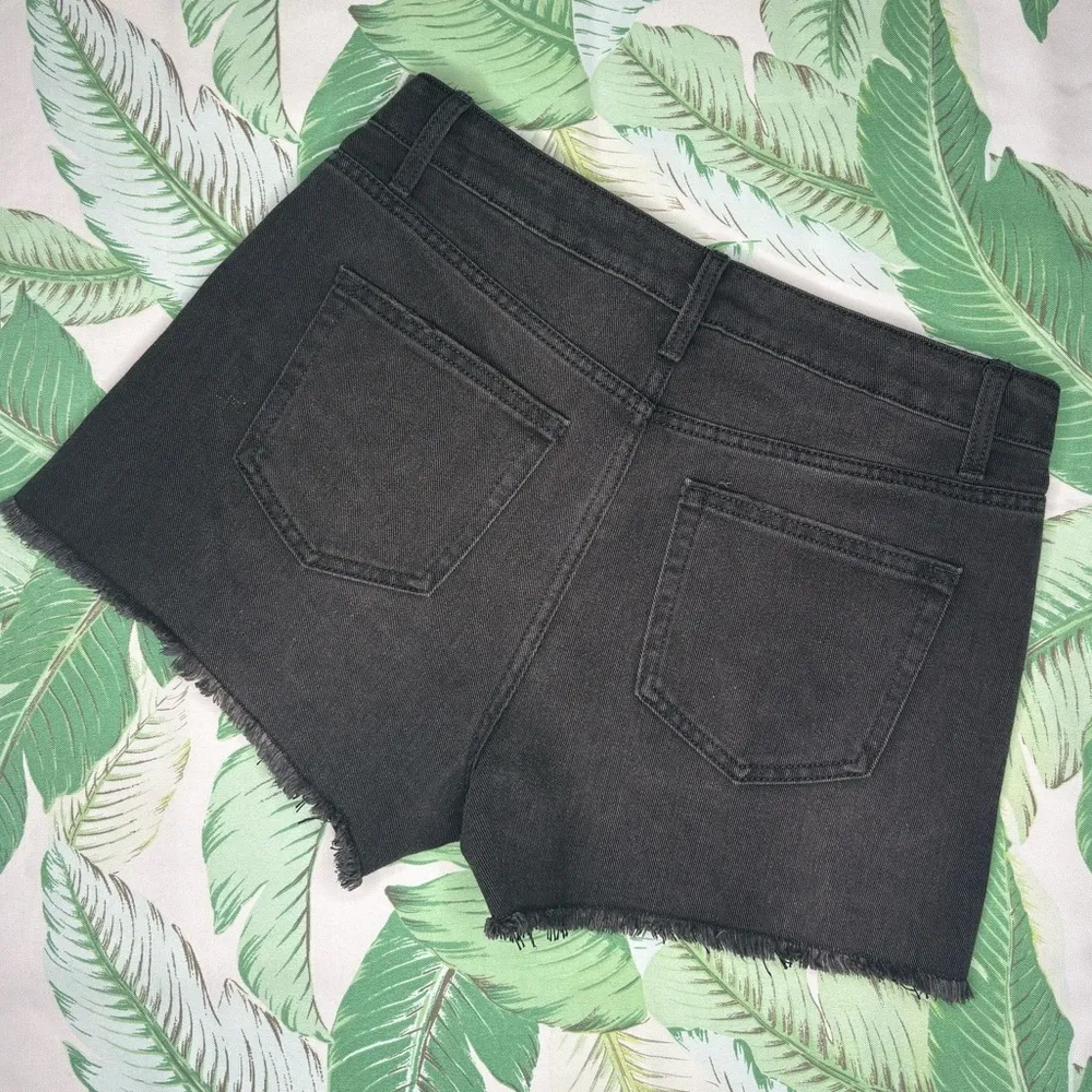Time and Tru Women's High Rise Black Wash Denim Shorts Size 6 - Image 4