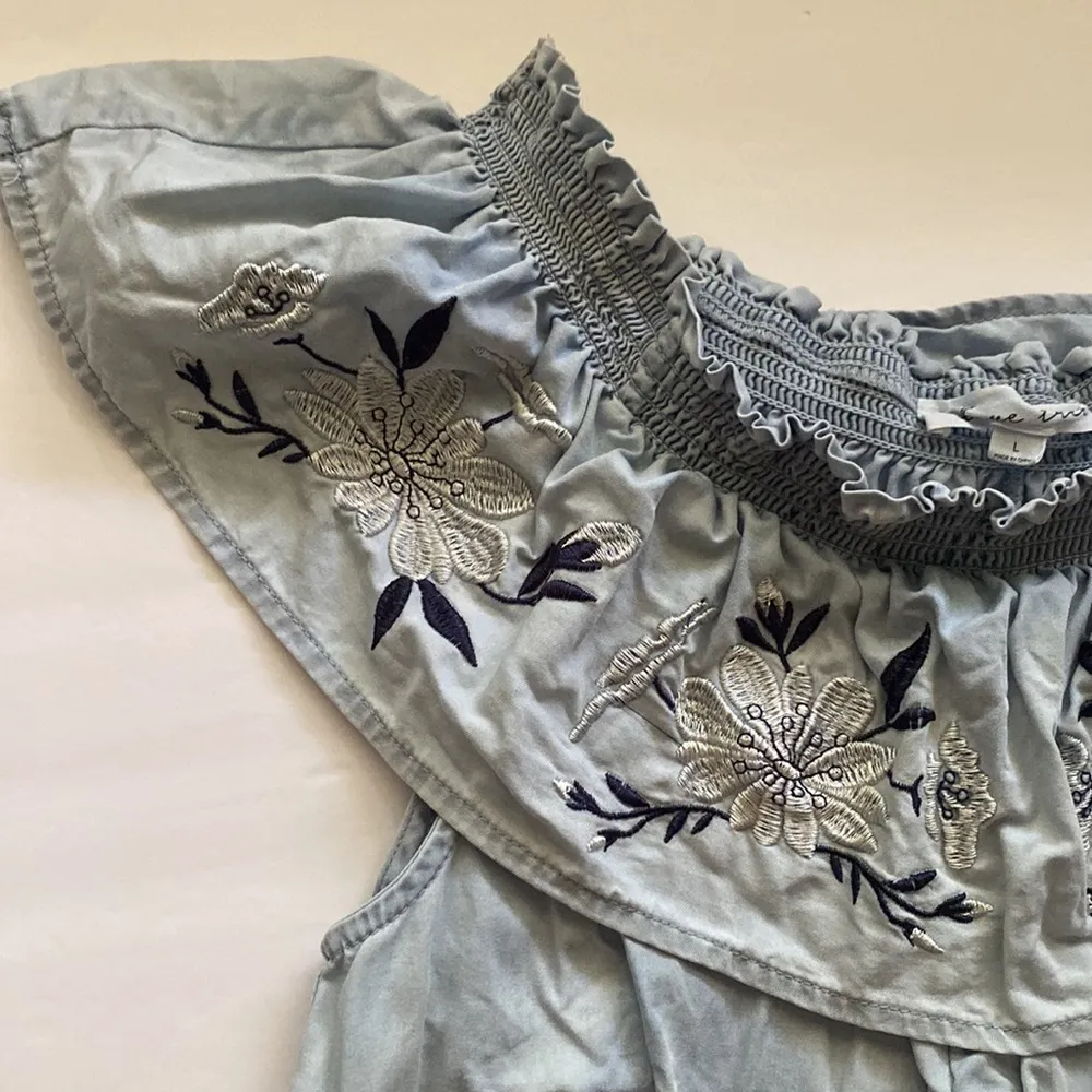 Love Tree women’s embroidered chambray floral sleeveless ruffle top, size large - Image 2