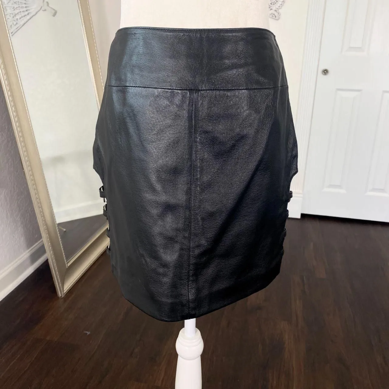 Wilsons Leather Maxima Rare 90s Early 2000's Black Leather Cutout Mini Skirt 6 S - Image 4