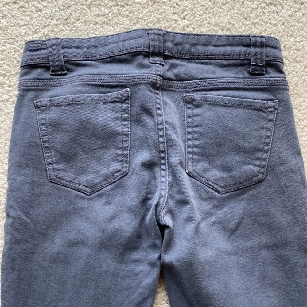 Authentic Y2K, Max Azria collab, size 5, grey zippered jeans midrise - Image 5