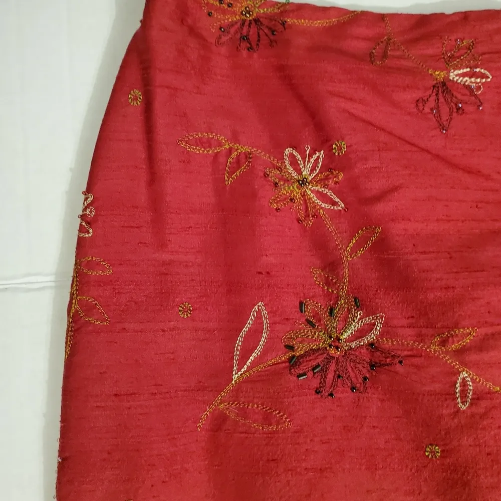 🔥SALE🔥Kelly & Diane Red Silk Embroidered Floral Skirt 4P - Image 4