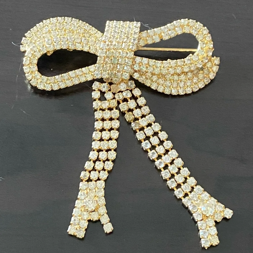 Vintage Pavé Rhinestones Crystal Ribbon Bow Gold Brooch - Image 4