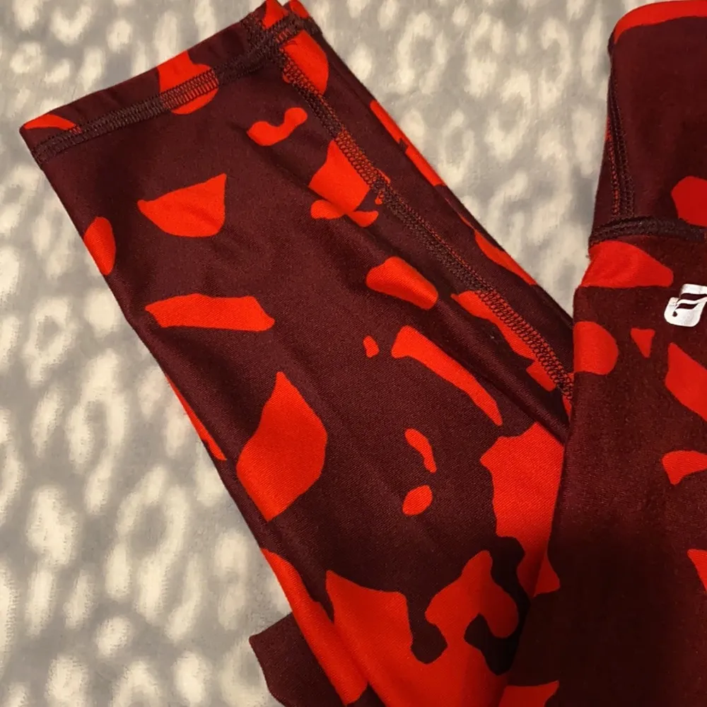 Fabletics mid rise PowerHold red print graphic leggings, size small tall - Image 3