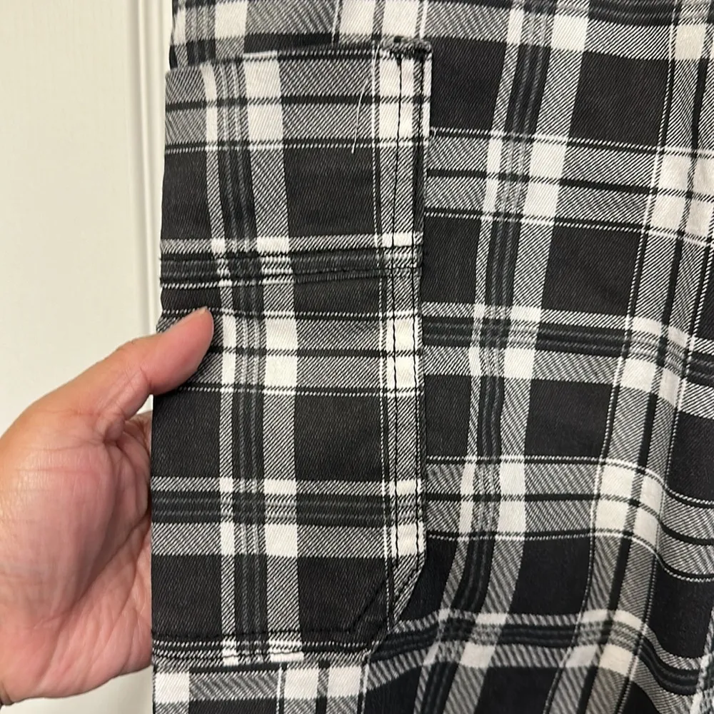 Women's Almost Famous Black & White Plaid Cargo Joggers Pants Size XL EUC #7192 - Image 2