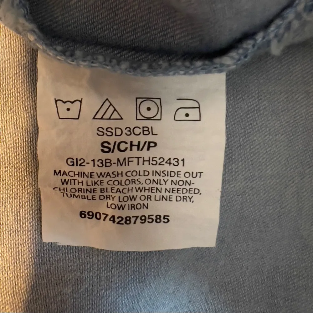 Riders by Lee Chambray Small Button Front Short Sleeve Blouse w/2 Button Pockets - Image 4