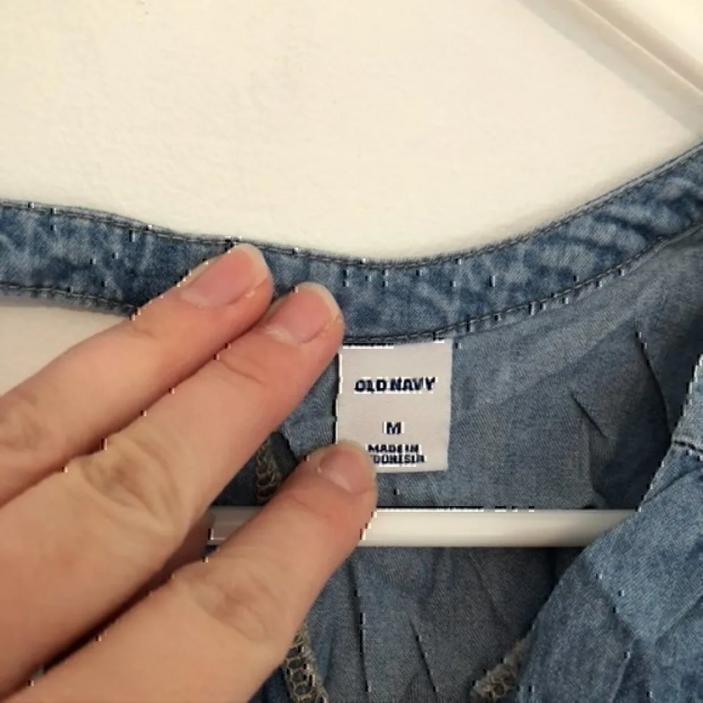 OLD NAVY Chambray V-Neck Tank Top Light Wash Denim Cutout Cotton Blouse Medium M - Image 6