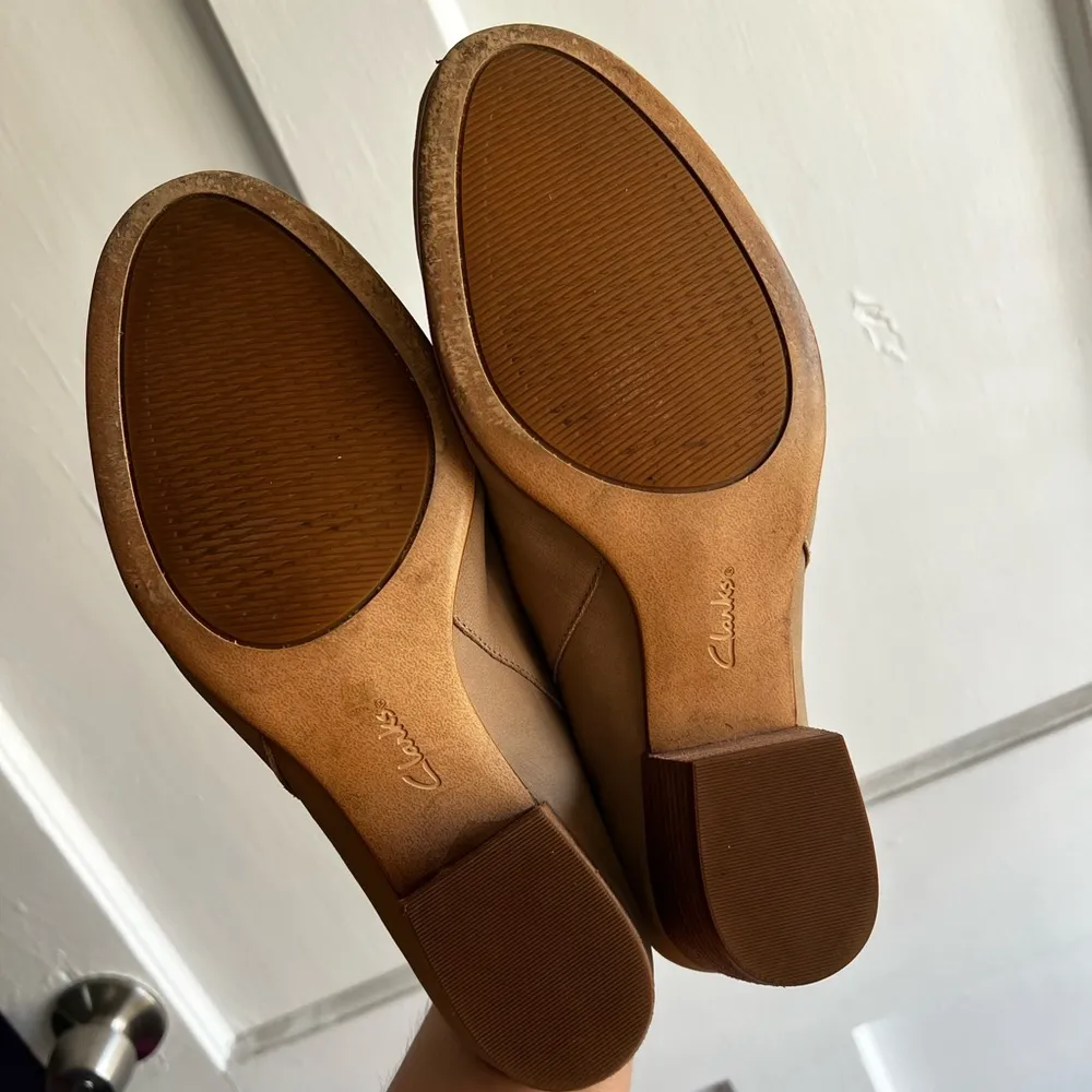 Clarks Classic Fall Preppy Clark Tan Block Heel Mules - Women's Size 10 - Image 5