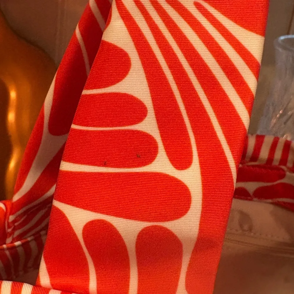 Kate Spade Tote with a coral Bold Pattern. - Image 4