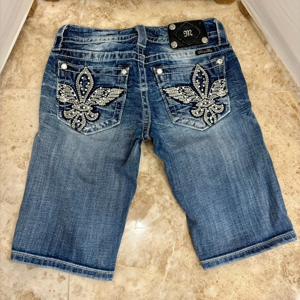 Miss Me Distressed Blue Denim Bermuda. Size 26 - Image 2